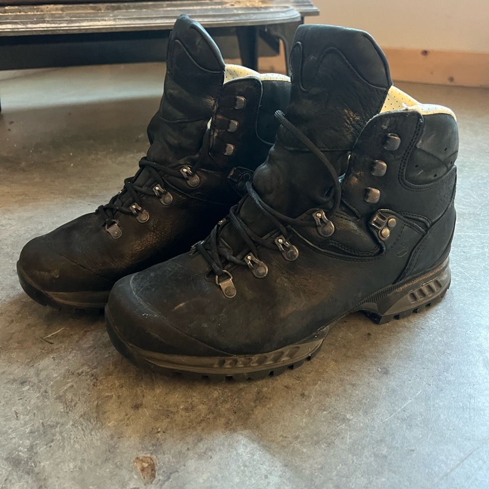 Barely used mens hiking hanwag gtx hiking boots. Black leather.